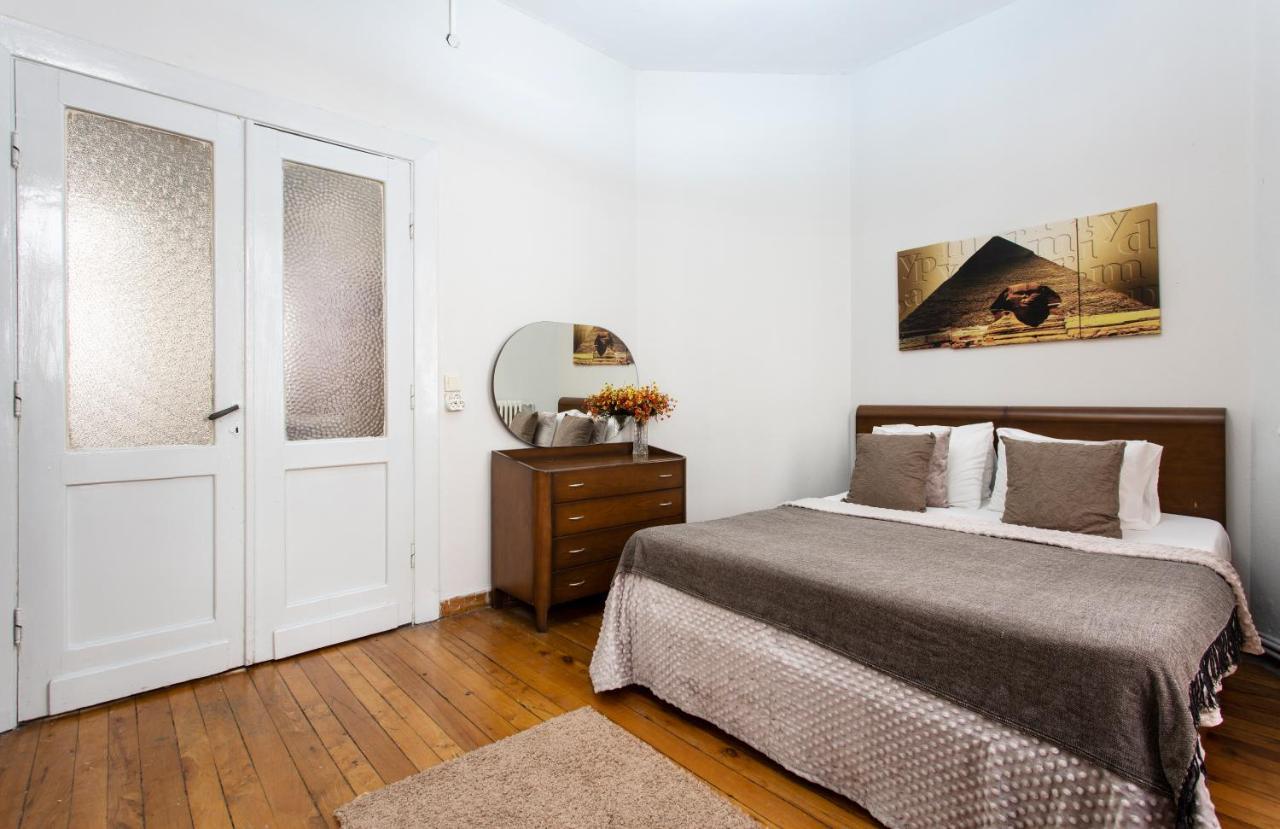 Spacious And Bright Three Bedroom By Happy Homes Apartment *